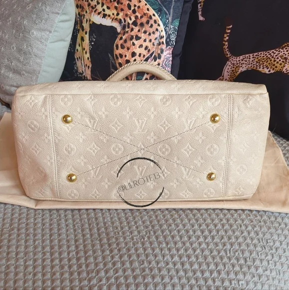 Louis Vuitton Cream Shoulder Bag - Picture 5 of 16